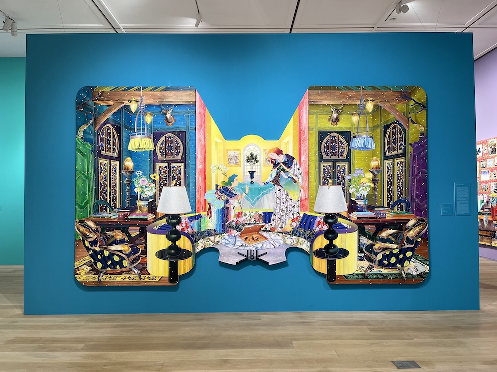 松山智一のドアモチーフを使った装飾的な作品。左右対称のデザインで、青、黄色、ピンク、緑などの鮮やかな色彩で装飾された室内装飾パネル。装飾的なドアフレーム、照明、テーブル、椅子などが描かれており、ラグジュアリーな室内空間を表現している。ターコイズブルーの壁に映える作品