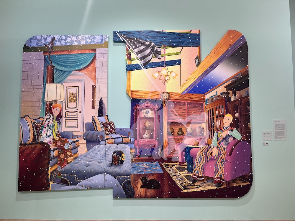 松山智一のファンタジー空間を描いた二連の作品。左右のパネルに異なる寝室と生活空間が描かれており、豪華なカーテン、窓からの景色、家具、装飾品が緻密に描き込まれている。紫、ピンク、橙色、青などの温かみのある色彩で満たされた、梦のような室内シーン。ギャラリーの白い壁に展示されている 