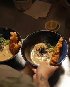Third Kingdomの5コースメニュー。クリームベースのスープに揚げた椎茸がトッピングされた植物性ラーメン。杉本椎茸を活用した創作料理