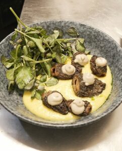 杉本椎茸ディナーパーティーのメインディッシュ。焼き椎茸、ポテト、ソース、フラワーガーニッシュが白いプレートに盛られたハイエンド料理。Juan Pajarito シェフ作